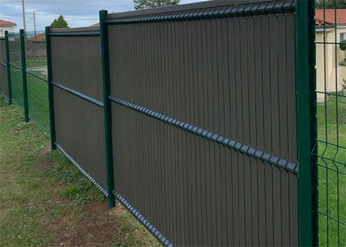 Outdoor Decorative 3D Panel Welded Wire Mesh Fence Privacy Garden Fence with Plastic PVC UV Slat